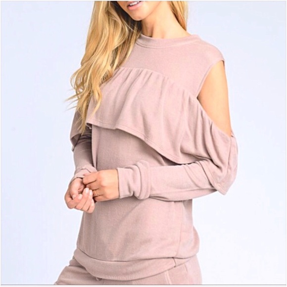 So Pretty Ruffle Cold Shoulder Top Small - Picture 6 of 6